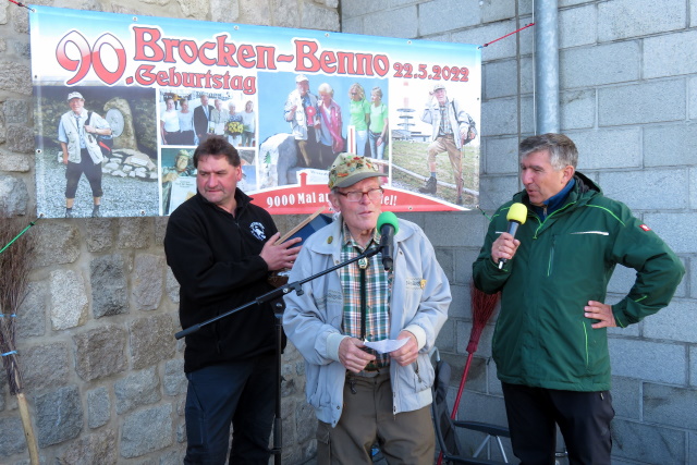 90. Geburtstag von Brocken-Benno (Mi.) mit Daniel Steinhoff (li. und Klaus Dumeier (re.)  (© Foto: Christian Drescher)