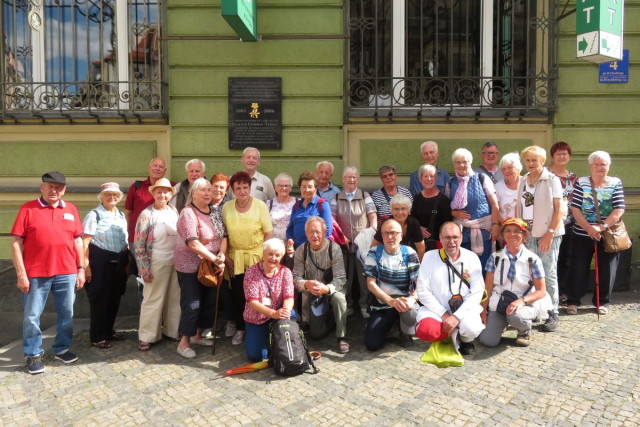 Reisegruppe des Glatzer Gebirgs-Verein an der Gedenktafel in Glatz