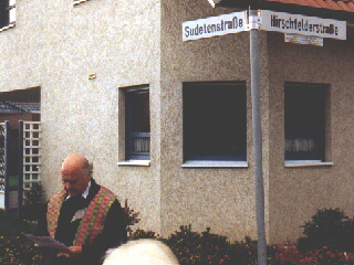 Großdechant Jung am Straßenschild